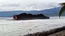 Kapal Tongkang terdampar di pantai Cipatuguran. l Dok. sukabumiheadlines.com
