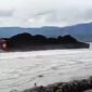 Kapal Tongkang terdampar di pantai Cipatuguran. l Dok. sukabumiheadlines.com
