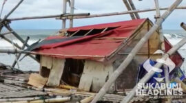 Kondisi perahu jenis Pagang tercampar di pantai Karanghawu. l Dok. sukabumiheadlines.com