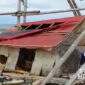 Kondisi perahu jenis Pagang tercampar di pantai Karanghawu. l Dok. sukabumiheadlines.com