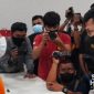 Kapolres Sukabumi AKBP Dedy Darmawansyah berbincang dengan pelaku persetubuhan di Purabaya. 