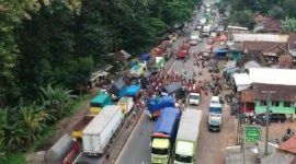 Truk blokade jalan Pantura. l Istimewa