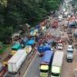 Truk blokade jalan Pantura. l Istimewa