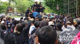 Aksi massa di Gedung DPRD Kabupaten Sukabumi. l Istimewa