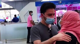 Perpisahan Ayman dengan ibunda Alman di Bandara. l Istimewa