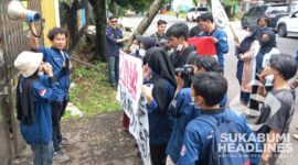 Unjuk rasa mahasiswa di DPMD Kabupaten Sukabumi. l sukabumiheadlines.com