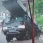 Mobil pickup tak kuat melintas di Jalan Cikadu. l Facebook Al Zoom