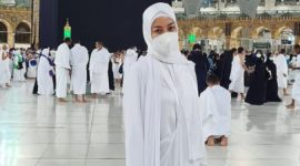 Lulu Tobing saat umrah. l Istimewa
