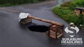 Jalan bolong di Cijengkol. l Facebook Siti Su
