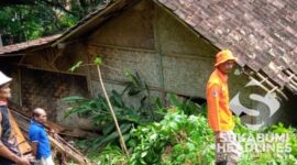 Kondisi rumah tertimpa longsor. l sukabumiheadlines.com 