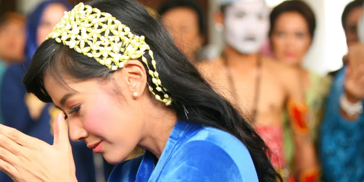 Nomor 5 wanita Sukabumi, daftar artis punya gelar bangsawan Solo 1 Ardina Rasti saat menikah menggunakan kebaya - Ist