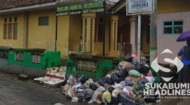 Sampah Menumpuk di depan Masjid Al-Istiqmal. l Heris Sudrajat