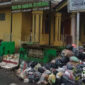Sampah Menumpuk di depan Masjid Al-Istiqmal. l Heris Sudrajat