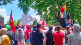 Aksi unjuk rasa di Polres Sumenep. l Istimewa