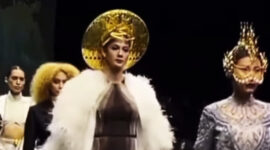 Paula Verhoeven tampil dalam Arab Fashion Week 2022.
