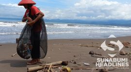 Sampah berserakan di Pantai Talanca. l sukabumiheadlines.com