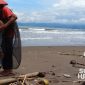 Sampah berserakan di Pantai Talanca. l sukabumiheadlines.com
