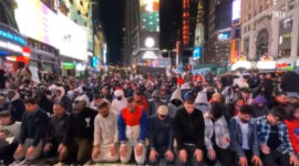 Muslim AS Shalat Tarawih di halaman Times Square, New York. l Istimewa
