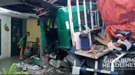 Truk trailer tabrak rumah di Parungkuda. l Fery Heryadi 
