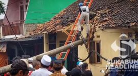 Tiang listrik tumbang menimpa rumah warga. l Istimewa