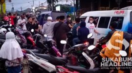 Komunitas YMCS Sukabumi berbagi takjil. l Herpiyana Apandi