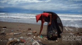 Mak Tami sedang memulung sampah di pantai. l sukabumiheadline.com