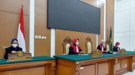 Sidang pengadilan Hendi atau Abah Heni, kakek dari Sukabumi yang mencabuli 10 bocah perempuan. Hakim tinggi PT Bandung. l Istimewa