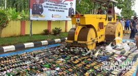 Ribuan botol miras digilas kendaraan berat. l Istimewa
