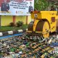 Ribuan botol miras digilas kendaraan berat. l Istimewa