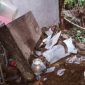 Dinding rumah warga Nagrak jebol diterjang longsor. l Istimewa