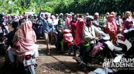 Peziarah mengunjungi TPU Cicalung. l sukabumiheadlines.com