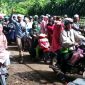 Peziarah mengunjungi TPU Cicalung. l sukabumiheadlines.com