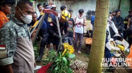 Proses evakuasi jasad Rohim. l Istimewa