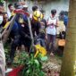 Proses evakuasi jasad Rohim. l Istimewa
