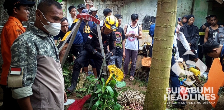 Proses evakuasi jasad Rohim. l Istimewa
