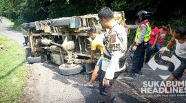 Truk pengangkut wisatawan terguling. l Istimewa