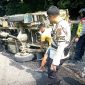 Truk pengangkut wisatawan terguling. l Istimewa