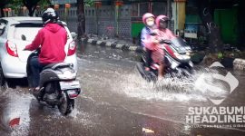 Air menggenangi Jalan Bhayangkara. l sukabumiheadlines.com