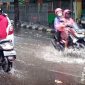 Air menggenangi Jalan Bhayangkara. l sukabumiheadlines.com