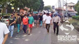 Aksi blokir Jalan Nasional di Cicurug, Kabupaten Sukabumi. l Angga Andriansyah