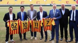 Raffi Ahmad (kiri) bersama petinggi klub US Lecce. l Istimewa
