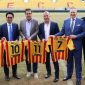 Raffi Ahmad (kiri) bersama petinggi klub US Lecce. l Istimewa