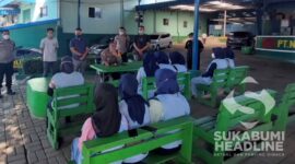 Buruh PT Nina II bersama Kapolsek Parungkuda. l Istimewa