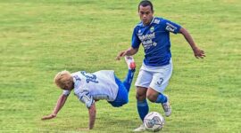 Ryohei Miyazaki terjungkal dihadang Eriyanto. l Istimewa
