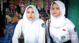 Intan dan temannya di warung dekat sekolah. l Istimewa