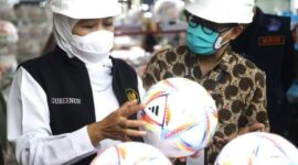 Khofifah Indar Parawansa mengunjungi pabrik Al Rihla. l Istimewa