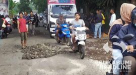 Sopir Angkot 19 kerja bakti perbaiki jalan rusak. l Istimewa
