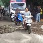 Sopir Angkot 19 kerja bakti perbaiki jalan rusak. l Istimewa