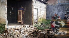 Dinding rumah warga jebol akibat pergerakan tanah. l Istimewa 
