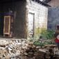 Dinding rumah warga jebol akibat pergerakan tanah. l Istimewa 
